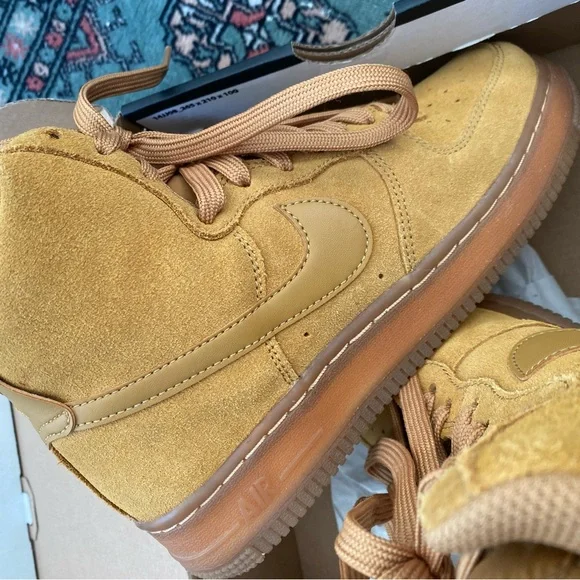 Nike kids suede Air Force 1 sneakers in Wheat size 5Y - Picture 7 of 9
